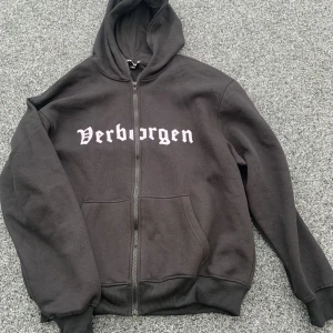 Verborgen full-zip hoodie M - En full-zip hoodie från märket Verborgen i storlek M som aldrig är använd, nyskick alltså. Nypris 1200kr, mitt pris 500kr