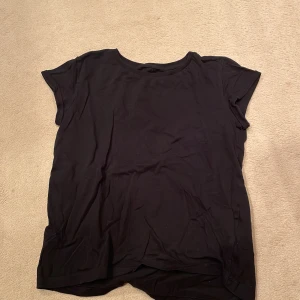 Svart t-shirt - Basic svart tröja som passar till allt. 