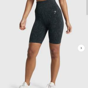 Gymshark cykelbyxor ”adapt animal seamless cycling shorts”. Storlek S och väldigt fina och bra skick då dom inte är använda särskilt mycket. Original priset är 499 kr, jag säljer för 150 kr plus eventuell frakt. Säljer eftersom jag gått upp en storlek. 