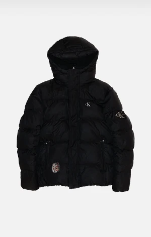 Calvin Klein PufferJacket - • Rätt använd jacka  • Har ingen skada förutom ett upprivet hål med en lapp på (Lappen kan enkelt dras av för utbyt). • Väldigt varm jacka, perfekt för vintern.