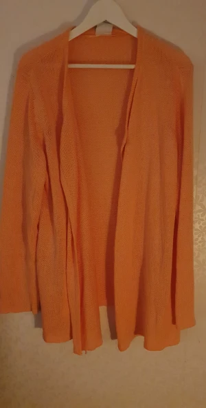 Cardigan  - Fin cardigan i stl XL från junarose. Den är ganska stor i storleken. Mer i aprikos färg än orange. 