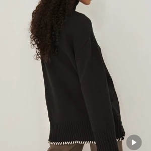 Stickad tröja - SUPER snygg stickad tröja/ klänning från Amalie Star x NA-KD!💕💕 den är i storlek s och på mig som är 167 så kan jag bära den som båda en längre tröja och klänning. Använd fåtal gånger, som ny! Nypris 549kr