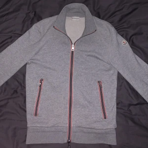 Moncler tröja - Hej säljer nu min fina moncler tröja! Skick 9/10 nypris 6000kr:- Priset är 2400 men går att pruta då tröjan är i väldigt fint skick, dm för mer bilder!