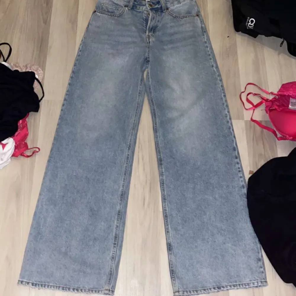 Nya oanvända jeans med utvidga ben . Jeans & Byxor.