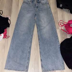 Nya oanvända jeans med utvidga ben 