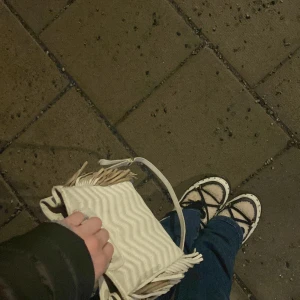 Liten maje väska -  Säljer nu min fina Maja väska och den är liten men man får plats med förvånansvärt mycket. Finns tecken på användning på baksidan men bara några små. Skulle gärna vilja byta mot en större❤️