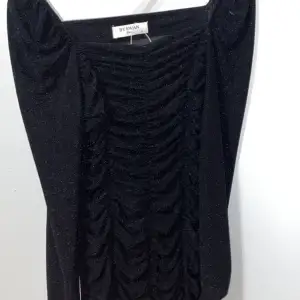 En jätte fin klänning som är svart men glittrar❤️ älskar verkligen denna o köptes för 500 men kommer tyvärr aldrig till användning. Den e figurformad