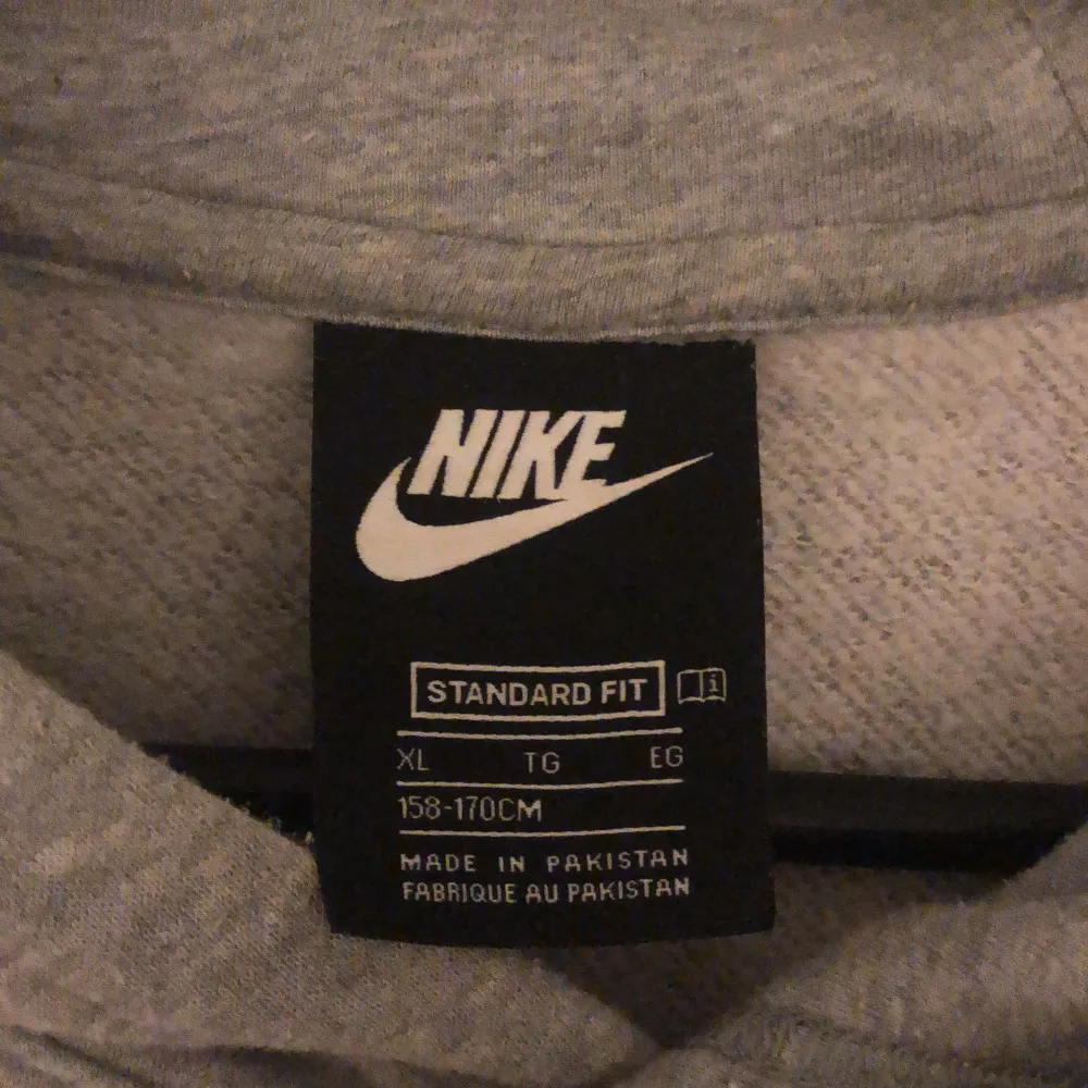 Grå Nike hoodie strl XL barnstorlek=XS. Hoodies.