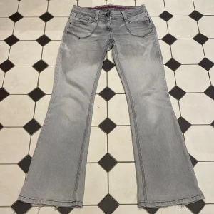 Grå jeans - Gråa jeans som tyvärr är för små för mig. Midjemått tvärs över 39cm innerbenslängd 76cm