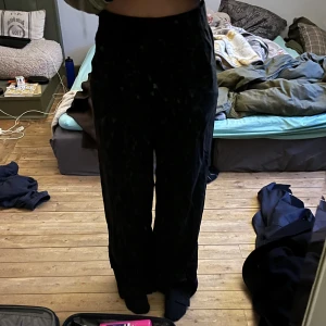 Svarta linnebyxor med slits - Svarta linnebyxor med slits, köpt i våras. Knappt använda. Alldeles för långa på mig som är 165. Köparen står för eventuell frakt. 🌸