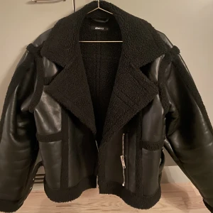 Fodrad skinnjacka - Fodrad skinn jacka från Gina, använd två gånger. Varm och skön, super snygg 