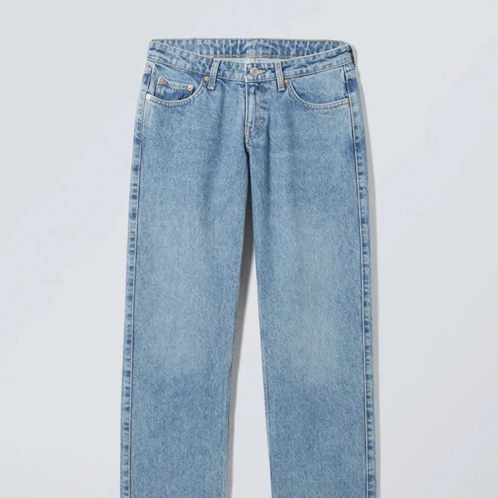 Säljer mina lågmidjade jeans från weekday pga använder inte de, och knappt använda.💕. Jeans & Byxor.
