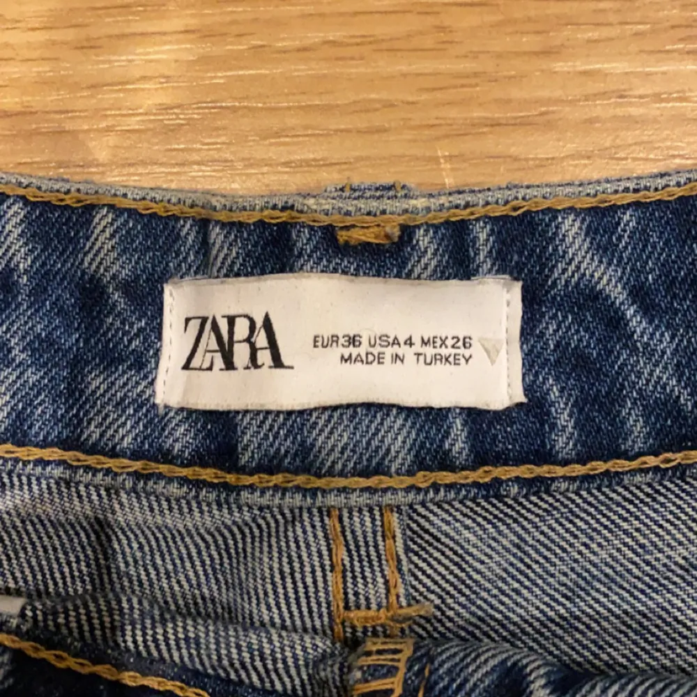 Snygga högmidjande jeans från Zara i storlek 36, använd ganska mycket men är frt i jätte bra skick (nypris 400kr). Jeans & Byxor.