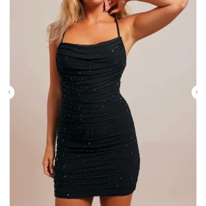 Svart tajt klänning  - Svart tajt klänning från chiquelle med klitter detaljer, använd 1 gång, nypris 899kr 