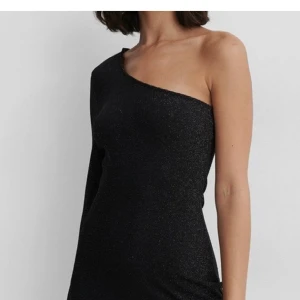 Festklänning - Så fin klänning från Nakd. Den är slutsåld och väldigt skönt material. Nypris är 330kr och den är aldrig använd.