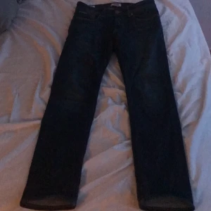 Tommy hilfiger jeans i fint skick - Jag är 170 cm och byxorna passar jag säljer de för de inte kommer till användning, köpte de nya för 900 eller 1000 kr. Tryck inte på köp nu!