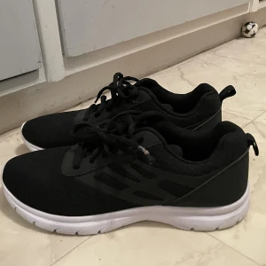 Sneakers - Snygga sneakers köpa på stadium för 200 eller 300! Inte använda. Pris kan diskuteras❤️