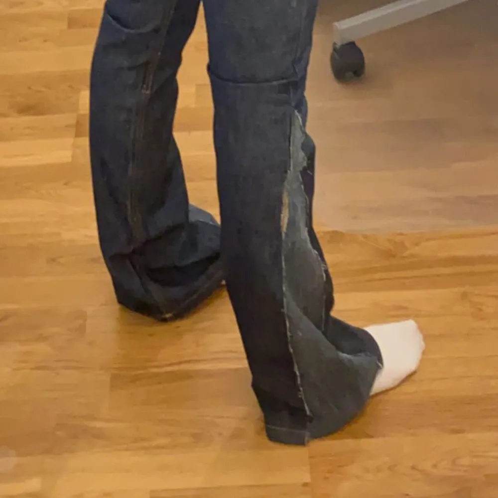 lågmidjade bootcut jeans från ONLY. jag har sytt om de från straight till bootcut (se bild 3). superfint skick då de knappt är använda. lagom långa på mig som är 172. står att det är storlek W38L34 men waisten är mindre än 38. skriv vid fler frågor💕. Jeans & Byxor.