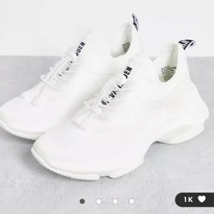 Steve madden  - Säljer mina vita Steve madden i storlek 38. Köpte de i Augusti från Footway. 