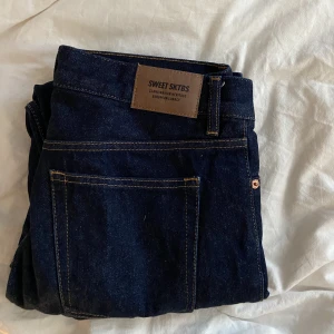 Sweet sktbs jeans  - Säljer dessa mörkblå sweet sktbs jeansen i storlek W29, då de ej används. För referens är jag 165cm. Om du har övriga frågor eller vill ha fler bilder är det bara att hmu! Kolla gärna in min profil för fler plagg! <3 