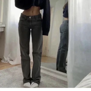 Zara mid Rise straight - Säljer mina mid Rise straight jeans från zara, hör av dig för egna bilder osv❤️‍🔥⚡️🙏🏼 ( kolla in min profil för fler mid waist straight jeans från zara ) 