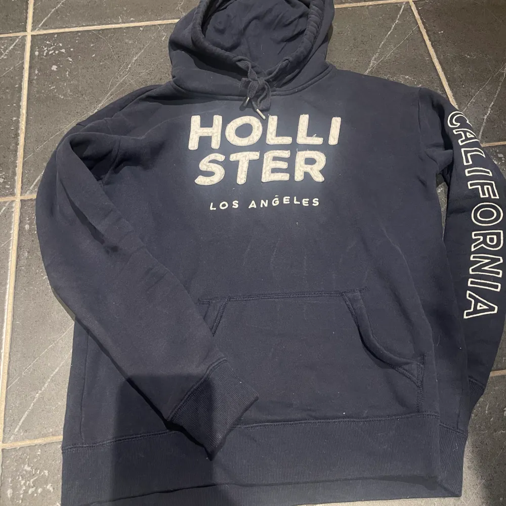 En fin tröja från Hollister i storlek S. Mycket skönt och fin. Ett bra skick. . Hoodies.