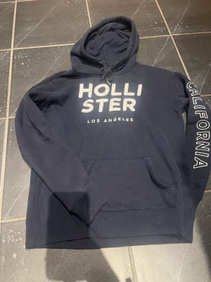 Hollister tröja  - En fin tröja från Hollister i storlek S. Mycket skönt och fin. Ett bra skick. 