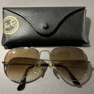 Rayban Pilot - Sparsamt använda, som nya! Nu ligger det bara i byrålådan, hoppas att någon annan ska ha glädje för dom :)