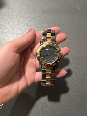 Marc Jacobs klocka - Klocka Marc Jacobs. Stainless steal. Vattentät. Skickar med extra länk om du vill göra större.
