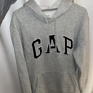 Grå Gap Hoodie, storlek xs. Den är använda men i hyfsat bra skick