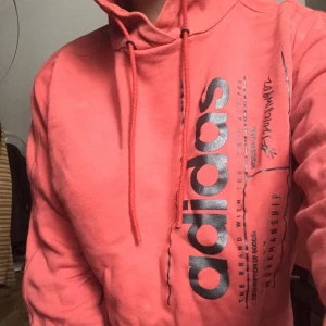 Röd Hoodie - Röd adidas hoodie använt några gånger ❤️🔥✨