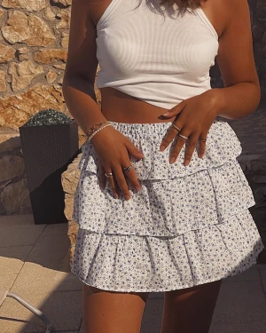 Kjol  - Hej! Jag säljer nu denna gulliga kjolen som jag bara har använt några fåtal gånger! Det är storlek S och är perfekt nu för sommaren☀️