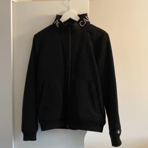 Calvin Klein höst/vår jacka - Säljer min Calvin Klein höst/vår jacka för att den är för liten. Strl S. Köpt för 899kr. Använt den en höst. Säljer den för 499kr.. Pris kan diskuteras.