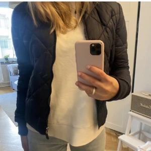 Jacka - As fin mörkblå jacka från Åhléns i storlek xs😍 Bild från förra säljaren, skriv för egna! Använd inte köp nu!!