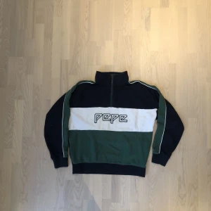 PEPE jeans heavy half zip sweatshirt - Tjock varm bomulls sweatshirt med en half zip / quarter zip. passar L regular fit (men är lite relaxed).   OBS! har en tunn liten fläck med vit akrylfärg på höger arm som är ungefär 0.5x1cm cm i storlek men märks inte speciellt mycket.
