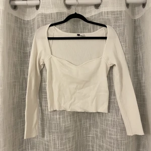 Vit longsleeve - Supersnygg och smickrande stickad longsleeve. Tröjan är i fint skick. Frakt tillkommer🥰