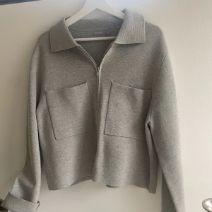 Cardigan  - Säljer denna jätte fina cardigan från Åhléns som inte kommer till användning. Aldrig använd så i helt nyskick😍liten mindre i stoleken 