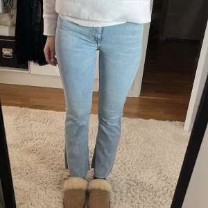 Zara jeans - Mide Rise/low wasit ifrån zara. Storlek 34. Croppade på mig som är 165. 80kr+frakt 