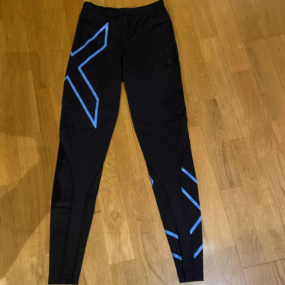 Säljer mina 2XU tights med ljusblått X pga för små för mig tyvärr:/ har av den anledningen inte kunnat använda dem så mycket så de är i sparsamt använt skick! Nypris runt 1200. Jeans & Byxor.