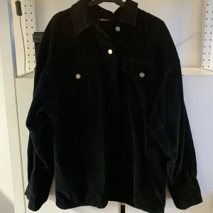 Oanvänd Manchesterskjorta - Oanvänd manchesterskjorta från Gina Tricot i oversize modell, passar bra till allt! 