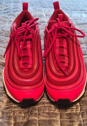 Nike Air max 97 university red storlek 38 - Röda Nike Air Max 97 - university red. Special utgåva som ej går att få tag på mer. Finns att söka på nätet och se pris. Nypris 1800 kronor. Aldrig använda. Säljes för 900 kronor. Storlek 38. Skokartong finns ej kvar.