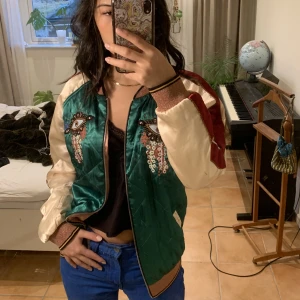 Scott & soda jacka - En bomberjacka med dubbel använding då den kan vändas ut och in för en annan färg. Nypris 2400kr!!  Finns fickor i båda jackorna. Har använt den även som en sweatshirt. Står 1 i fickan, gissar på stl s. Supercool och snygg! 💓💓