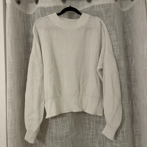 Vit tröja - Vit stickad tröja🤍den är i fint skick! Frakt tillkommer på 66 kr! Vid köp av fler plagg behöver frakten endast betalas en gång (obs kan bli större då paketet väger mer)❤️