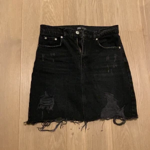 Svart kjol med slitning - Svart kjol med slitning på, använd några gånger men i fint skick
