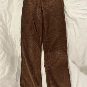 Bruna Manchester byxor/jeans - Säljer mina bruna Manchester byxor från lager 157 på grund av att dom inte passar mig längre. Använda fåtal gånger och är i fint skick. Storlek XXS (storlekstabell finns bland bilderna) 