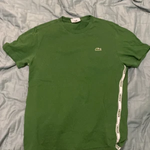 Lacoste T-shirt - Lacoste T-shirt storlek M.  Fint skick, använd endast ett par gånger. 