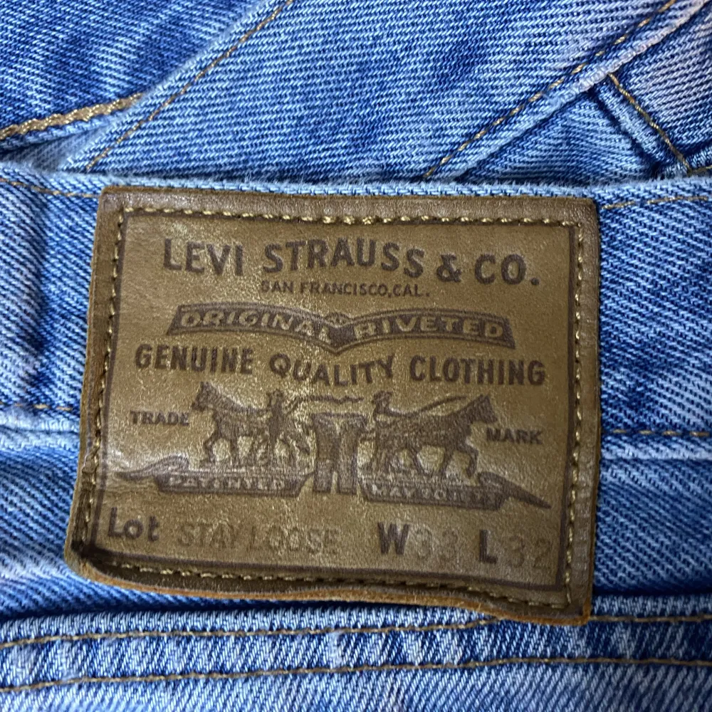 2 styckna Levis jeans, ljusblåa och gråa. Storlek W33 L32. Sitter baggy. Meddela mig om du vill köpa jeansen separat! . Jeans & Byxor.