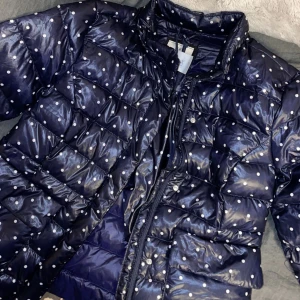 Snygg jacka  - En jätte fin och gullig jacka som man kan ha på våren eller hösten😍😍❤️