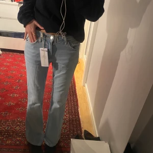 Lågmidjade jeans - Lågmidjade jeans från Gina tricot. Helt oanvända då jag råka beställa två par. Super snygga och sitter super snyggt