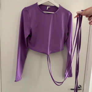 Långärmad topp -  lilla topp med knytning i midjan. Storlek L